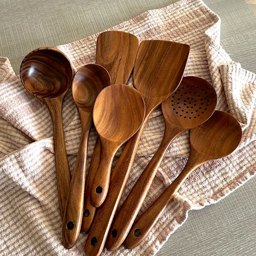 Käsin veistetty teakwood-keittosarja